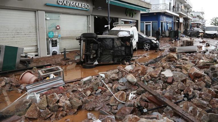 Ξεκινά η δίκη για τις πλημμύρες στη Μάνδρα - Στο εδώλιο η Δούρου