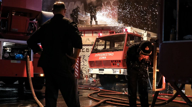 Φωτιά σε διαμέρισμα - Απεγκλωβίστηκαν δύο άτομα
