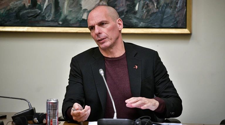 Βαρουφάκης απαντά στον Γιούνκερ: Με τιμά με την απέχθειά του, τον ευχαριστώ