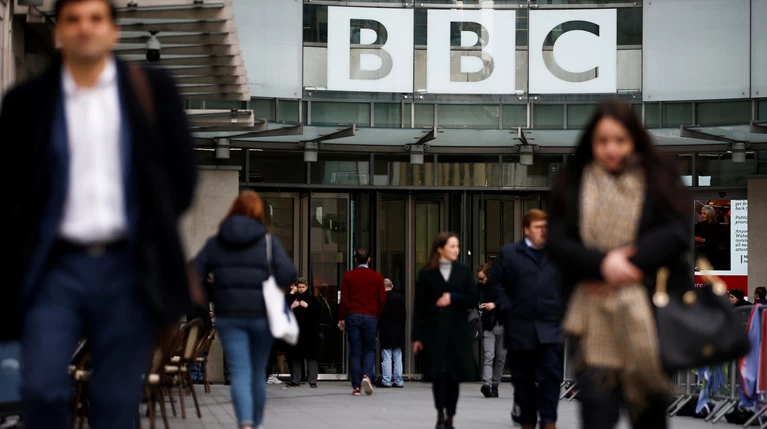 Σκληρές περικοπές στο BBC: Καταργούνται 450 θέσεις εργασίας