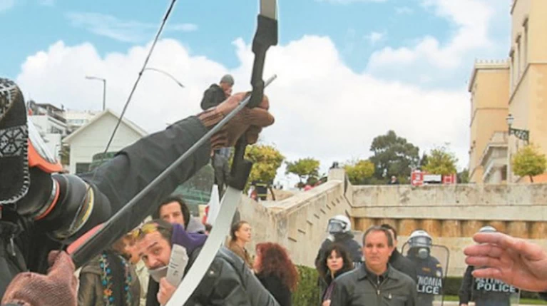 Συνελήφθη ο τοξοβόλος του Συντάγματος και η συνεργός της Ρούπα