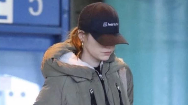 Αγνώριστη η Έμμα Στόουν έφτασε στην Αθήνα για τον Λάνθιμο