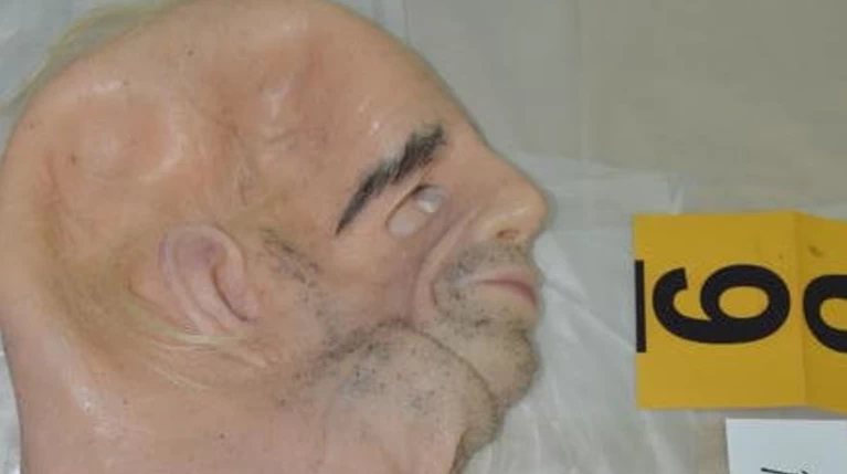 Η τρομακτική μάσκα σιλικόνης που φορούσε ο τοξοβόλος στις ληστείες