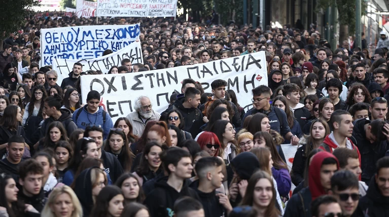 Ολοκληρώθηκε το μαθητικό συλλαλητήριο - Φθορές σε στάσεις