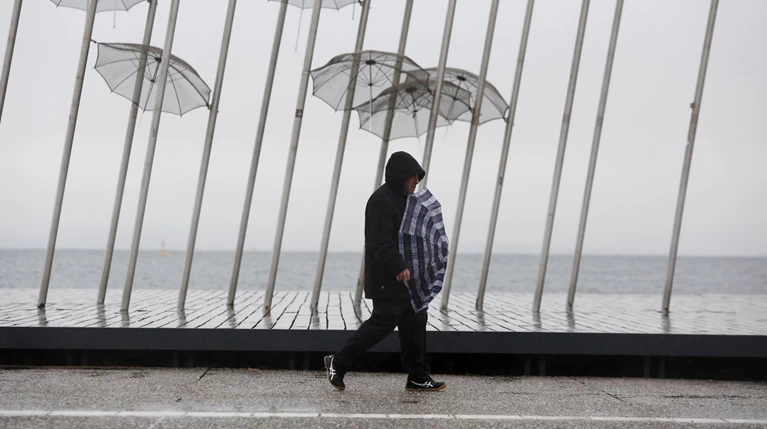 Καιρός: Υψηλές θερμοκρασίες και ταυτόχρονα βροχές