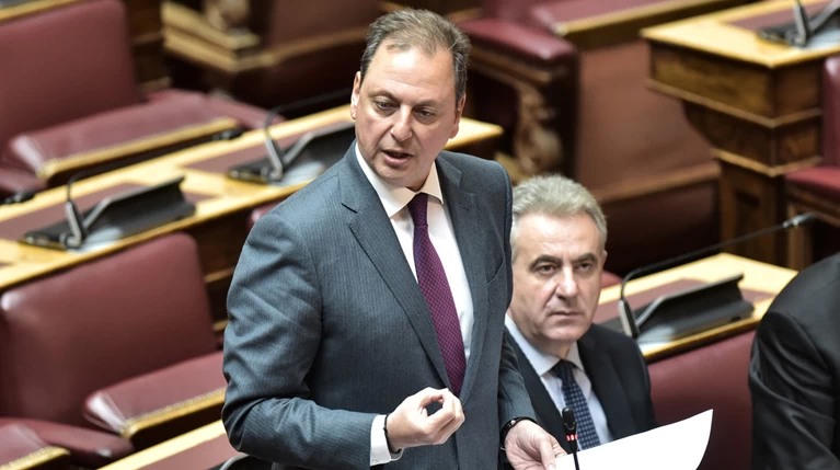 Η ΠΝΠ για την επίταξη χώρων για δομές μεταναστών άναψε φωτιές στη Βουλή