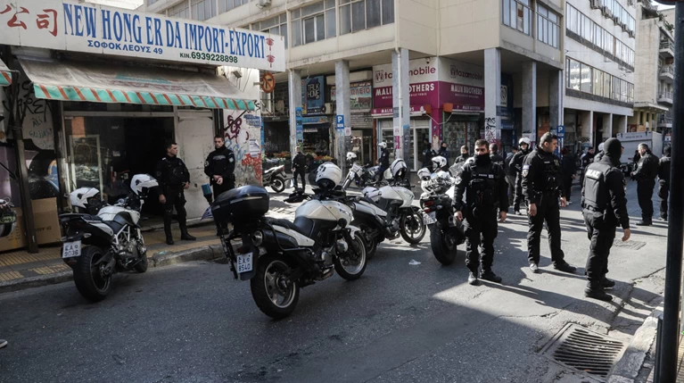 Απίστευτη αγριότητα στο κέντρο της Αθήνας - Συμμετείχαν 30 άτομα