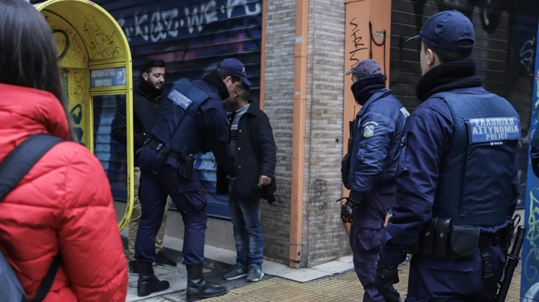 Καρέ καρέ η νέα επιχείρηση της ΕΛ.ΑΣ. στην οδό Μενάνδρου