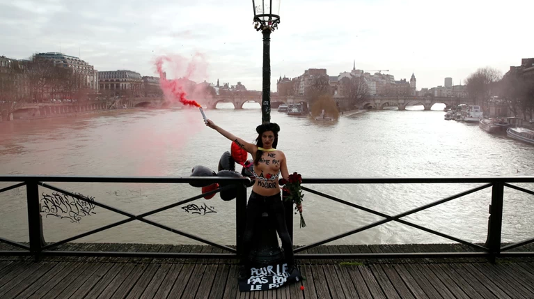 Αγ. Βαλεντίνος: Femen αλυσοδέθηκαν στο Παρίσι για τις γυναικοκτονίες