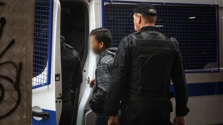 Νέα επιχείρηση στη Μενάνδρου με συλλήψεις και προσαγωγές