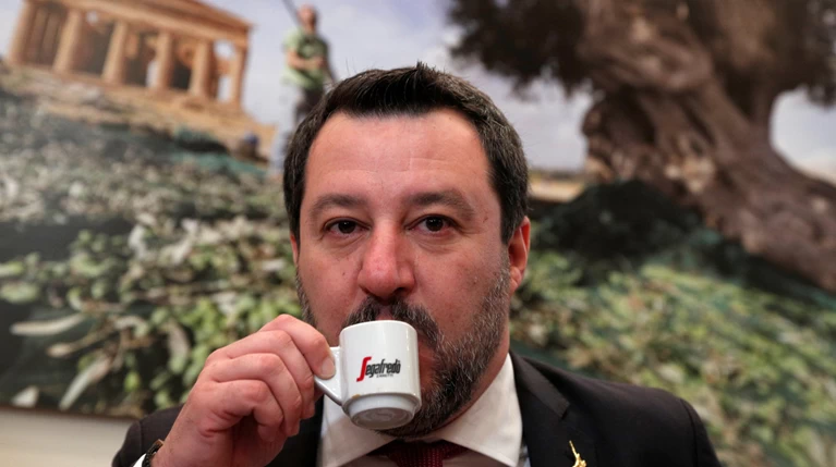 Σάλος με Σαλβίνι: "Απολίτστες όσες γυναίκες κάνουν αμβλώσεις"