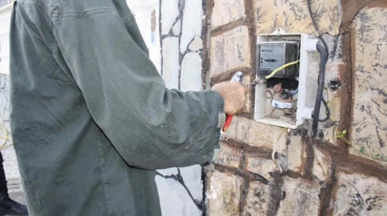 56χρονη έβγαλε όπλο όταν υπάλληλοι ΔΕΔΔΗΕ πήγαν για έλεγχο ρευματοκλοπής