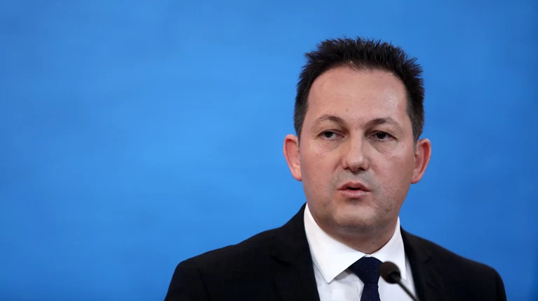 Πέτσας: Ο Τσίπρας συνεχίζει τα ψέματα- Παλιά του τέχνη, κόσκινο