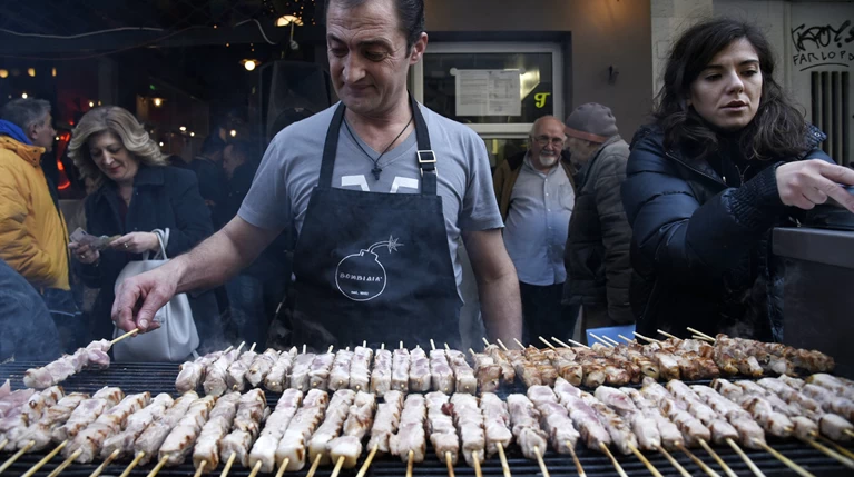 Ο καιρός “φρενάρει” τις παραγγελίες κρεάτων για το έθιμο της Τσικνοπέμπτης