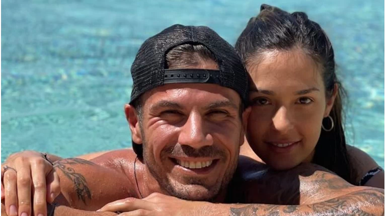 Akhs Petretzikhs Ypo Akra Mystikothta O Gamos Toy Prwi Se Kryfh People Amp Style Eidhseis