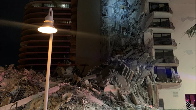 Κατέρρευσε 12ώροφο κτίριο στο Μαϊάμι - Φόβοι για νεκρούς [εικόνες - βίντεο]  | Διεθνή Ειδήσεις