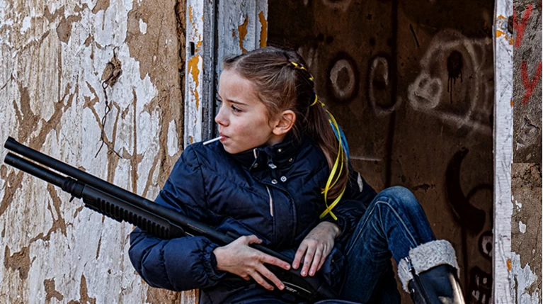 Κορίτσι στην Ουκρανία με όπλο και γλειφιτζούρι
