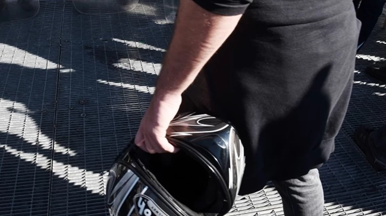 Οι κουκουλοφόροι ξυλοφόρτωσαν και τον παλαιοημερολογίτη Κλεομένη