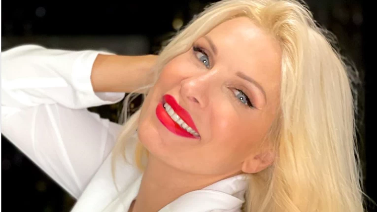 Ελένη Μενεγάκη - 30 Xronia Elenh Menegakh 24 Fwtografies Apo Th Zwh Kai Thn Kariera Ths Lamperhs Paroysiastrias - Η πρώτη της ανάρτηση μετά το χρυσό συμβόλαιο με το mega.