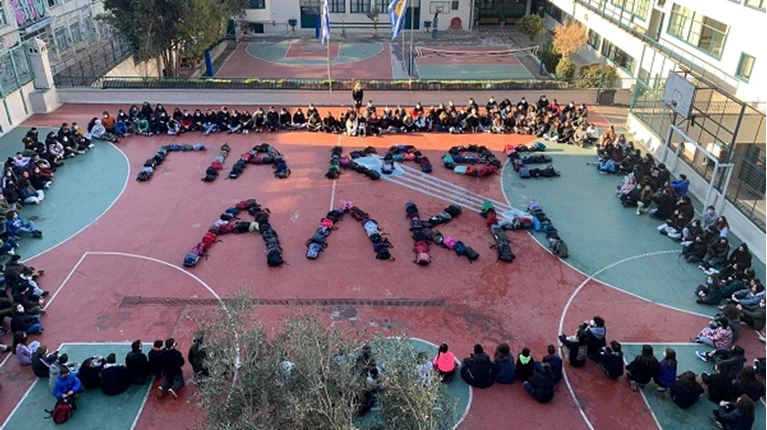 Συγκλονιστικό μήνυμα μαθητών με... τις τσάντες τους: "Για κάθε Αλκη..." 2 ΑΛΚΗΣ
