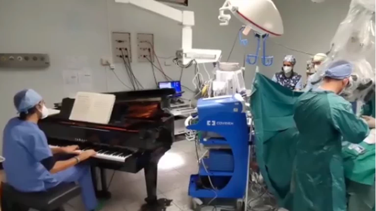 Συγκινεί Ιταλός γιατρός: Έπαιζε πιάνο δίπλα σε 10χρονο την ώρα της επέμβασης για αφαίρεση όγκου