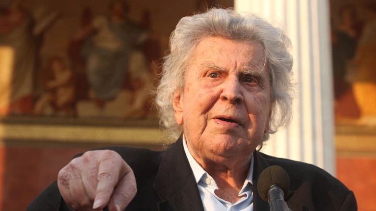 Στο σπίτι του ο Μίκης Θεοδωράκης
