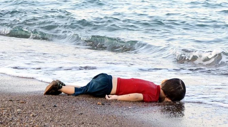 Πέντε χρόνια από τον πνιγμό του μικρού Αϊλάν - Η φωτογραφία που συγκλόνισε... | Διεθνή Ειδήσεις