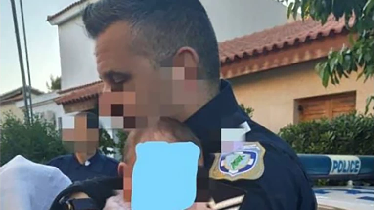 Γλυκά Νερά - Η εικόνα που συγκλονίζει: Αστυνομικός κρατά αγκαλιά το βρέφος ... | Ελλάδα Ειδήσεις