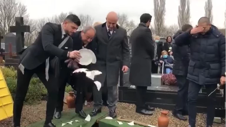 Elysee σπάσιμο πιάτων στην κηδεία