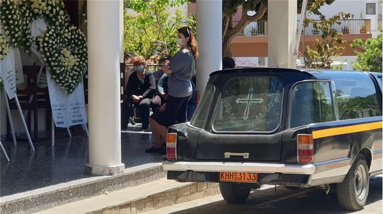 Γλυκά Νερά - Καρολάιν: Ανείπωτος θρήνος στην κηδεία στην Αλόννησο | Ελλάδα Ειδήσεις