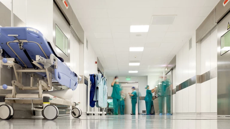 Παράνομες αποκλειστικές στο Αττικό νοσοκομείο
