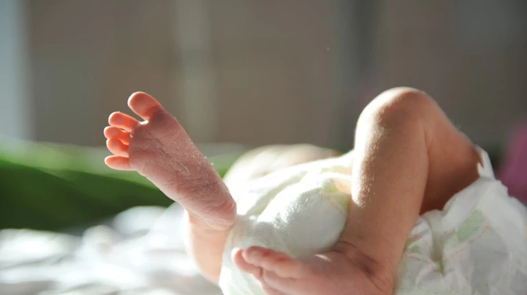 Βρέθηκε νεογέννητο σε ταράτσα εγκαταλελειμμένης μονοκατοικίας