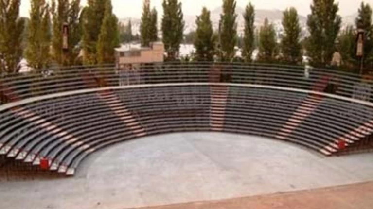 Υπό έλεγχο η πυρκαγιά στο Θέατρο Βράχων
