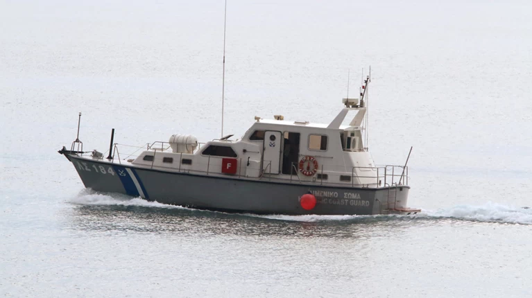 Θρίλερ στη Λέσβο: 15 μετανάστες σε ακυβέρνητη βάρκα