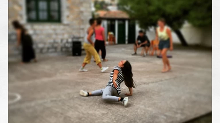 Μία σχολή χορού, χωρίς δασκάλους στην Ύδρα