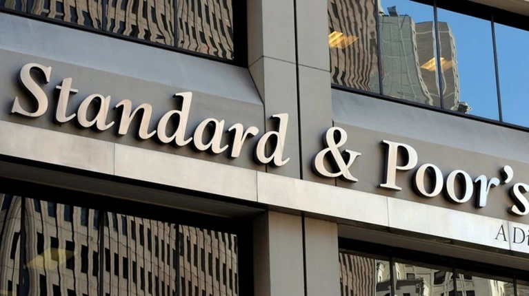 Ο οίκος Standard & Poor’s αναβάθμισε την πιστοληπτική ικανότητα της Ελλάδας