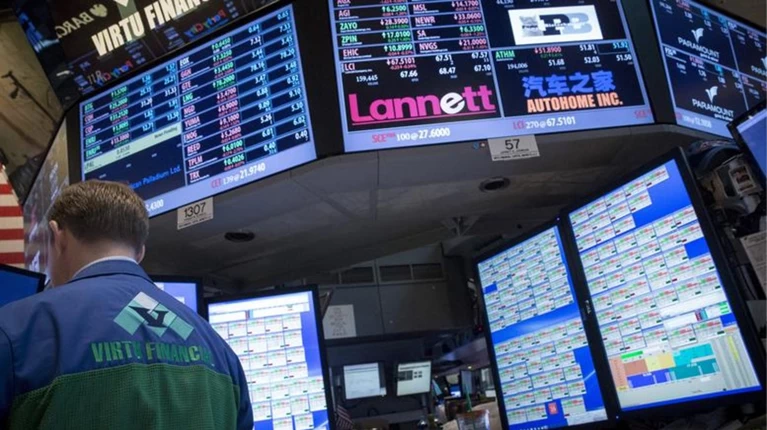 Wall Street: Ελεύθερη πτώση 1.175 μονάδων για τον Dow Jones