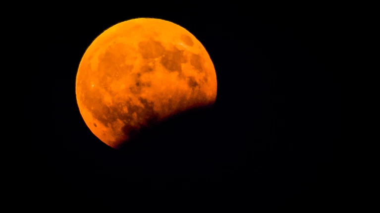 Ματωμένο φεγγάρι: Φτάνει η μεγαλύτερη ολική έκλειψη του 21ου αιώνα
