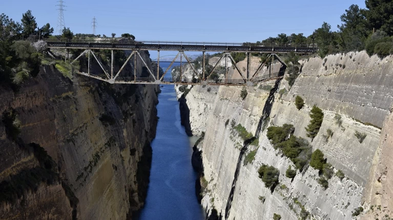 Νεκρός ο άνδρας που έπεσε από τη γέφυρα του Ισθμού