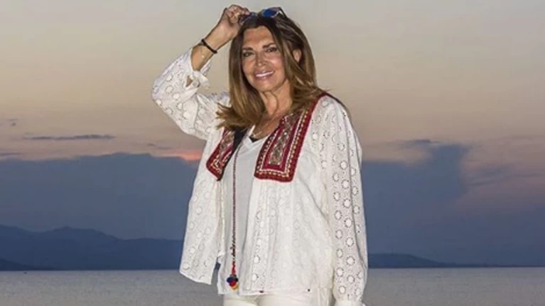 Η Μιμή Ντενίση στα 66 της φορά μαγιό και ποζάρει χωρίς ρετούς
