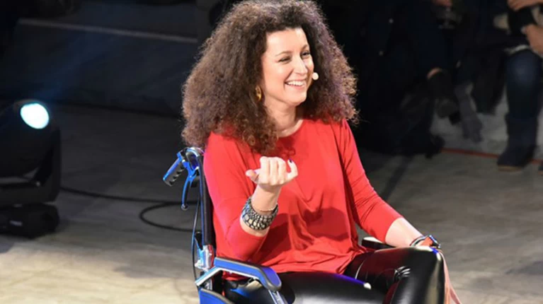 Η Κατερίνα Βρανά σαρώνει τη σκηνή με αναπηρικό αμαξίδιο