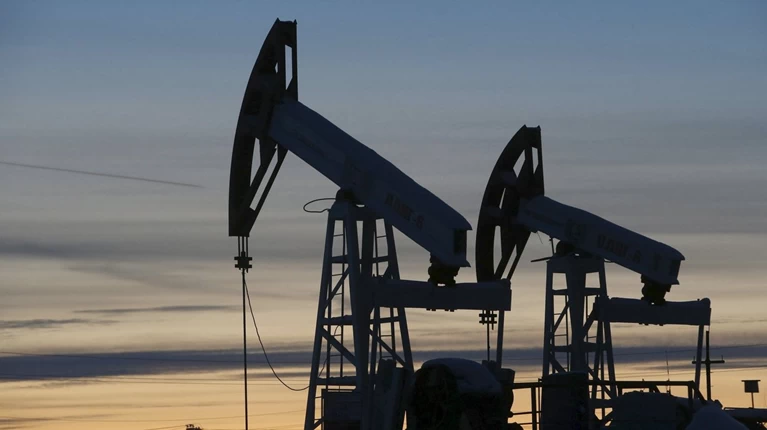Πέφτουν οι τιμές στο πετρέλαιο μετά την αρχική «εκτόξευση»