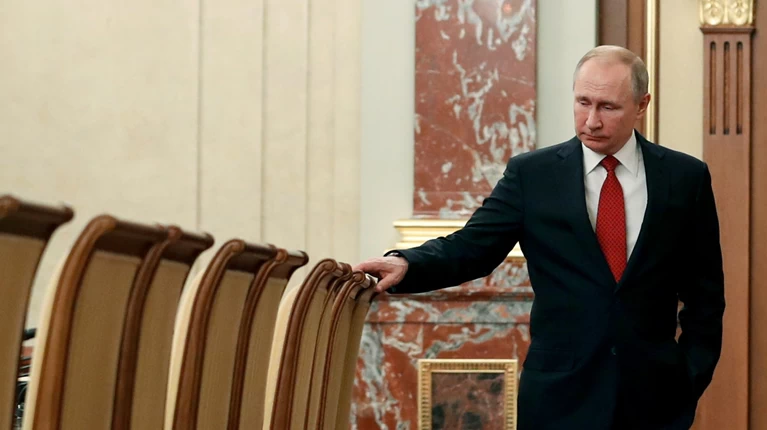 Τα 'μαγικά' κόλπα του Πούτιν: Φεύγει για να... παραμείνει
