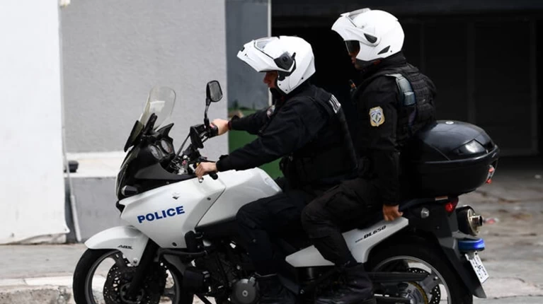 Επίθεση αγνώστων με καδρόνια σε ομάδα της ΔΙΑΣ έξω από τον ΑΣΟΕΕ