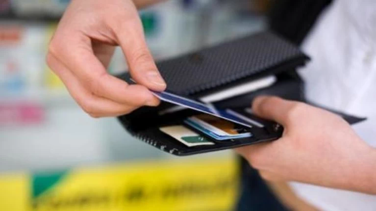Μόνο συστημένη πλέον η αποστολή καρτών - pin από τις Τράπεζες