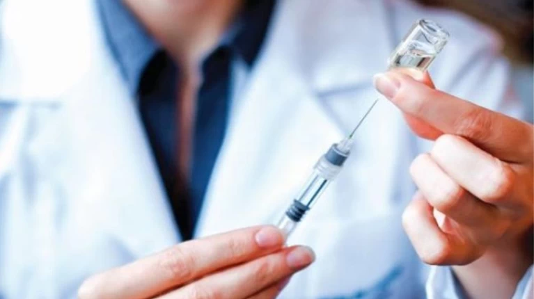 Λοιμωξιολόγος: «Να κάνουν όλοι το αντιγριπικό εμβόλιο»
