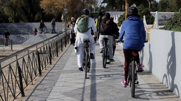 Σαν να είναι καλοκαίρι: Ζέστη, υγρασία και λίγες νεφώσεις