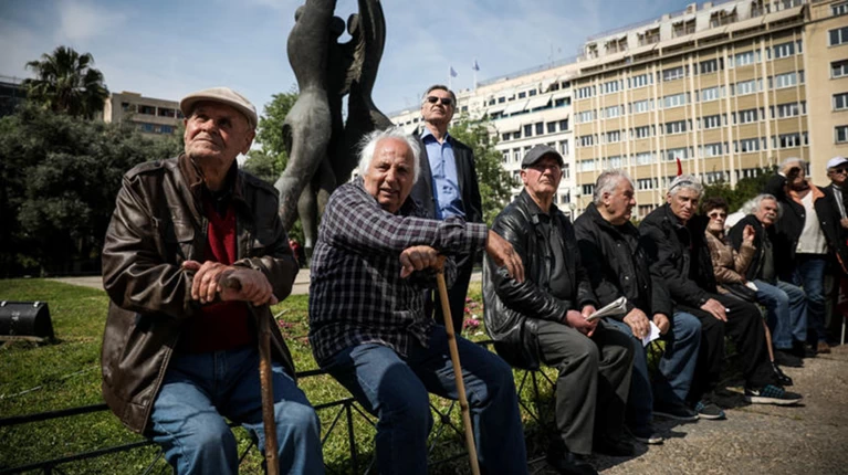 Kατατέθηκε το ασφαλιστικό - Τι αλλάζει σε μισθούς & συντάξεις