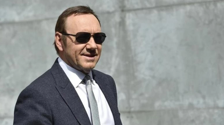 Η επιστροφή του Κέβιν Σπέισι ξεκινά με μια απαγγελία ποιήματος