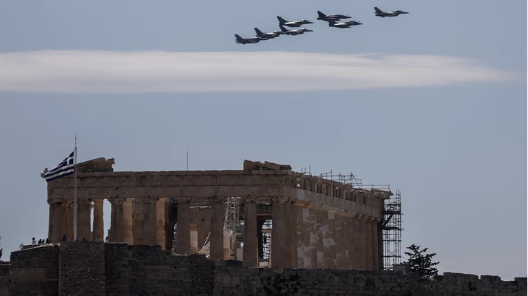 aeroplana pano apo akropoli